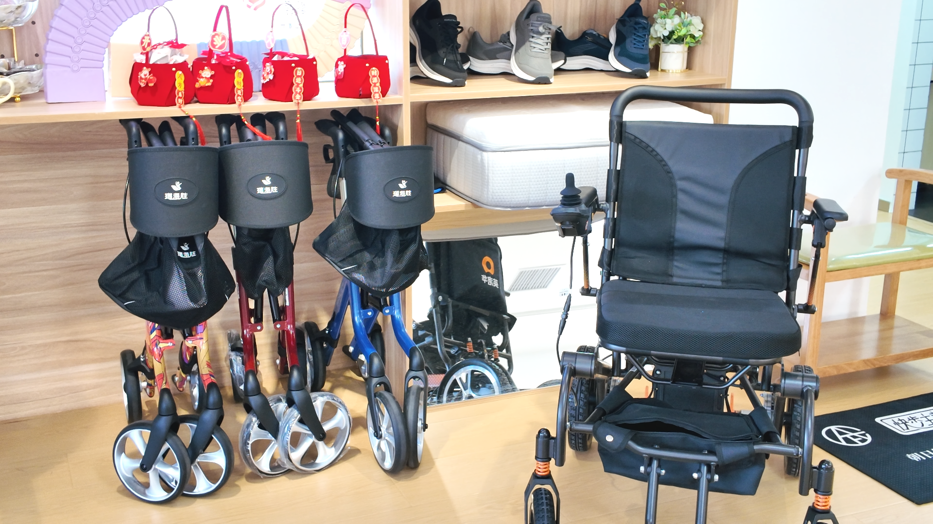 配图05-北京1号店轮椅与助行产品区.png